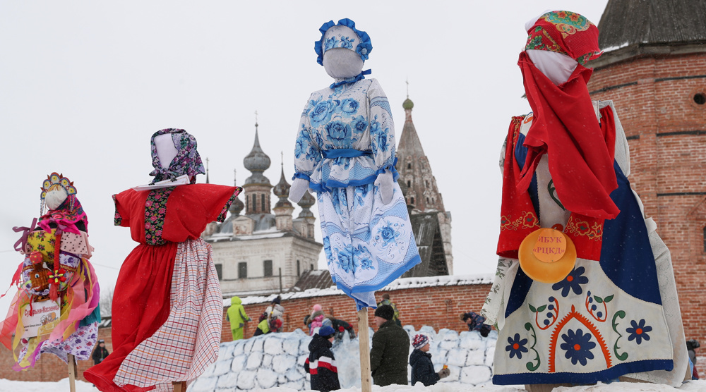 Russians wave winter goodbye at Maslenitsa festival