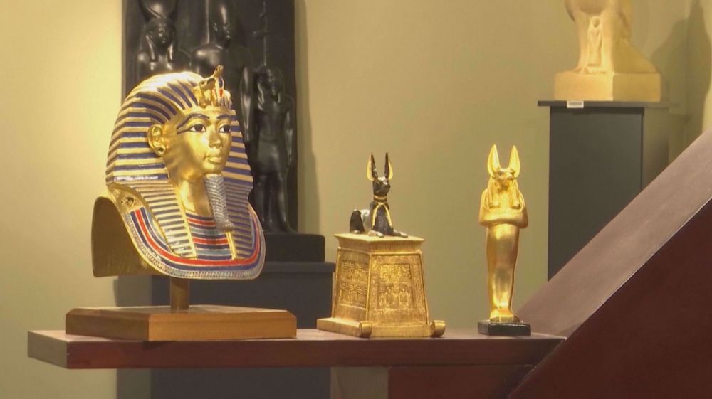 Egypt factory produces high-end replicas of ancient Egyptian treasures