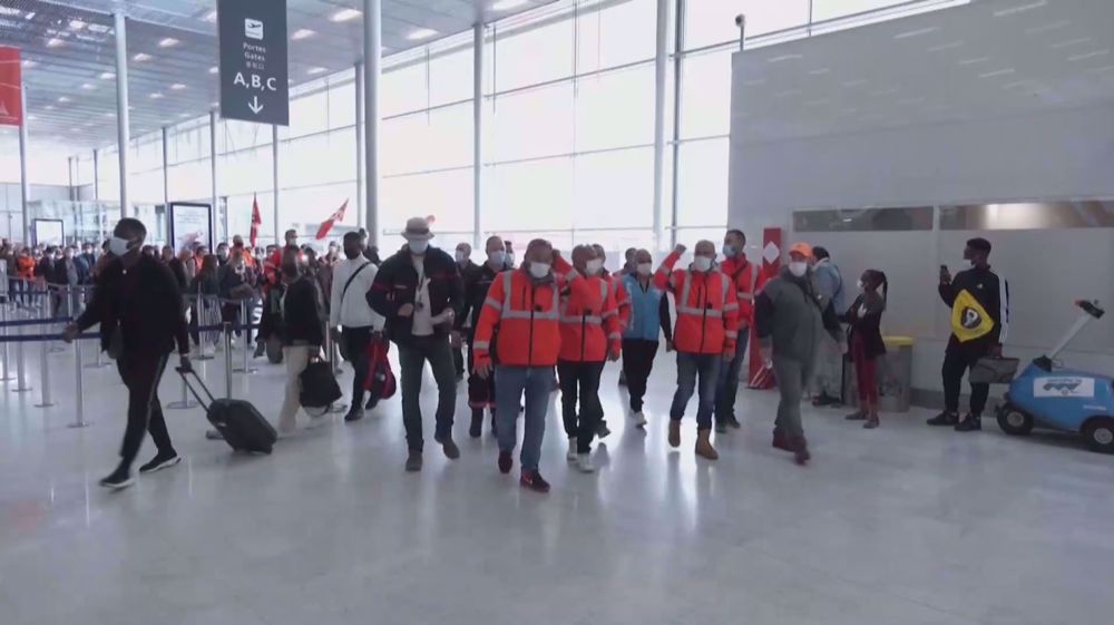French airport workers protest over pay conditions 