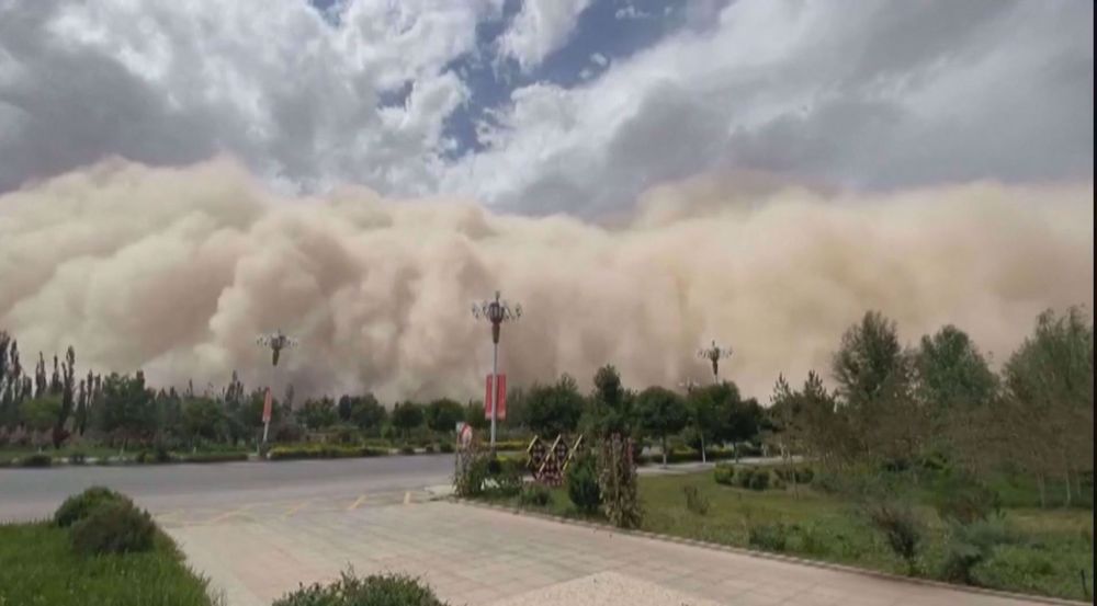 Sandstorm engulfs Chinese city