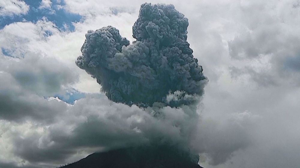 Indonesia's Sinaburg volcano erupts