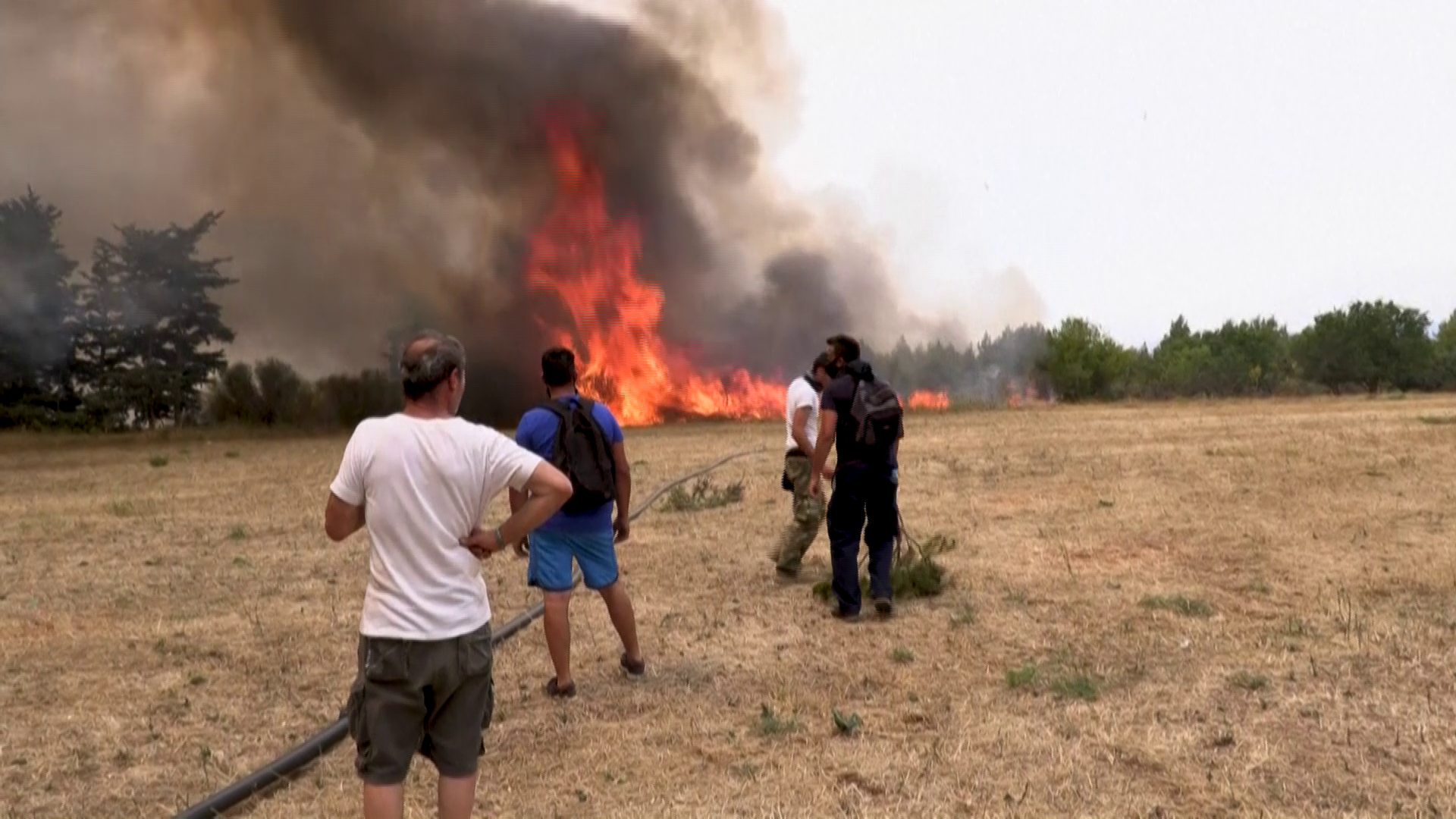Residents battle to extinguish Greek fires