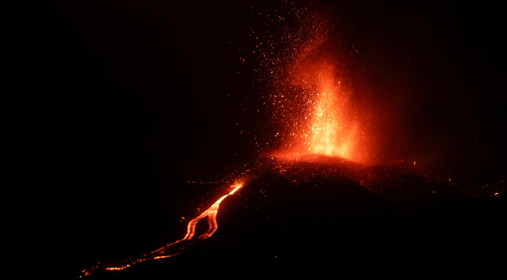 Canaries volcano lava gushes towards sea, eruption goes on