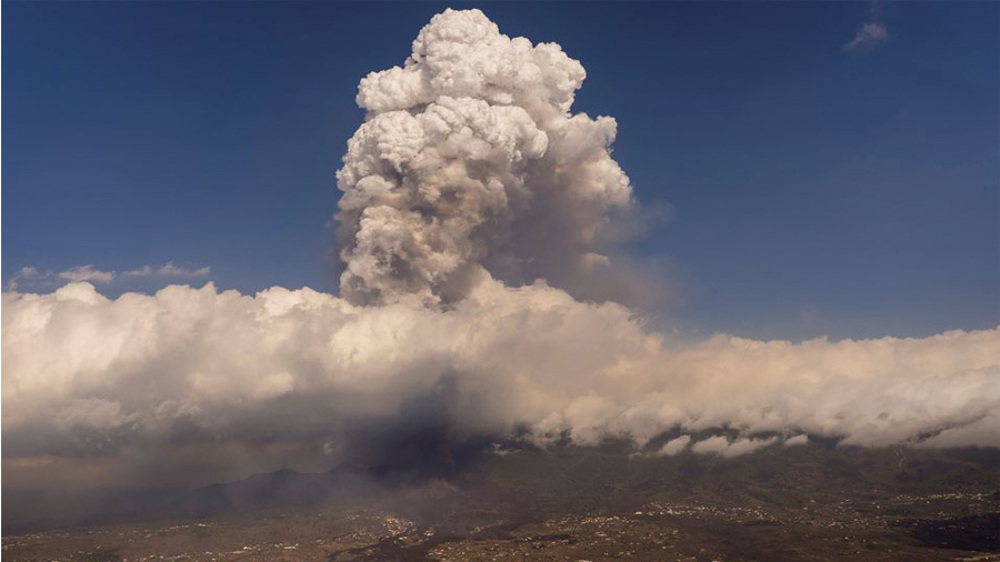 Firefighters retreat as volcanic explosions intensify on Spanish island