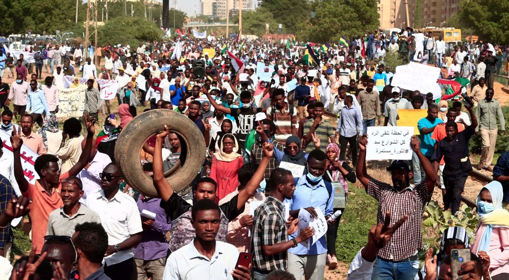  Thousands of Sudanese protesters want army out, demand civilian rule
