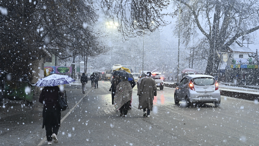 Harsh winter disrupts life, paralyses essential services in Kashmir 