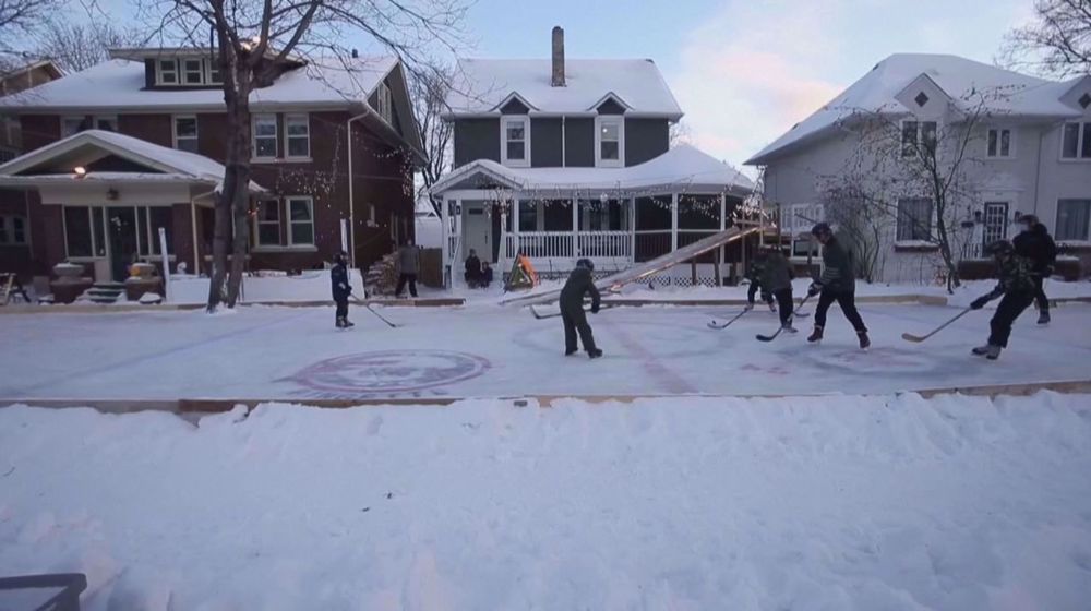 Canadians enjoy deep freeze temperatures with home-made hockey rink