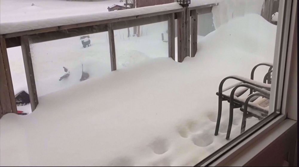 Timelapse captures snow piling up on Ontario balcony