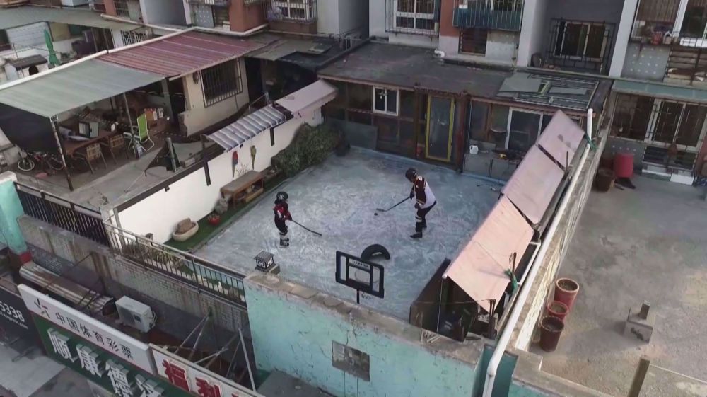 66-year-old Chinese man transforms balcony into ice hockey rink 