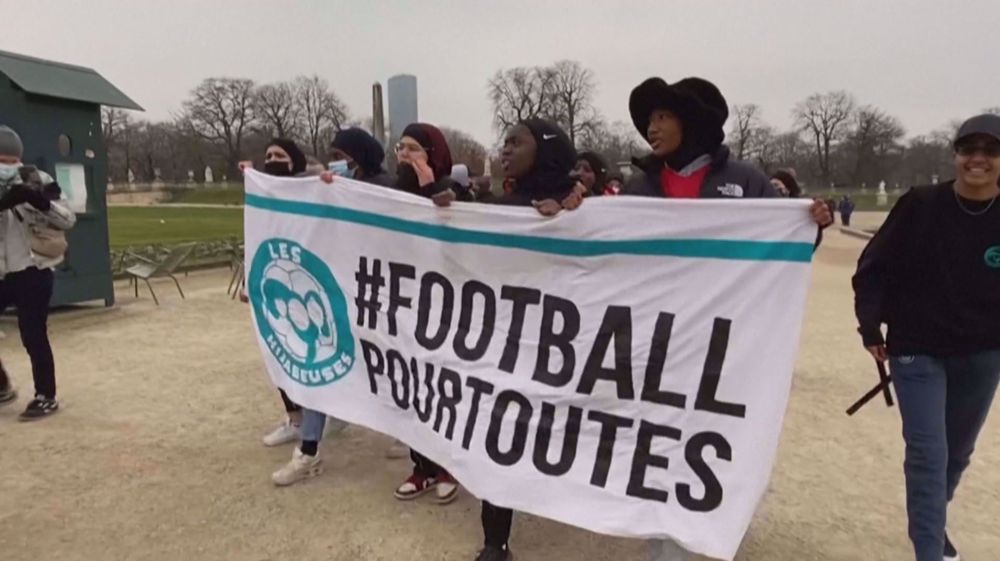 Female footballers demand right to wear head scarf in French competitions