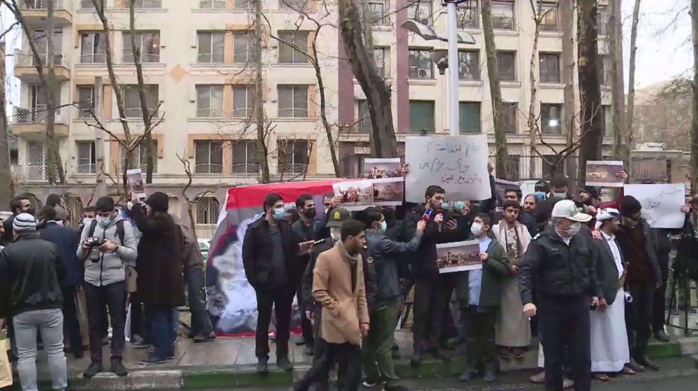 Iranians rally in protest to Saudi Arabia's airstrikes on Yemen