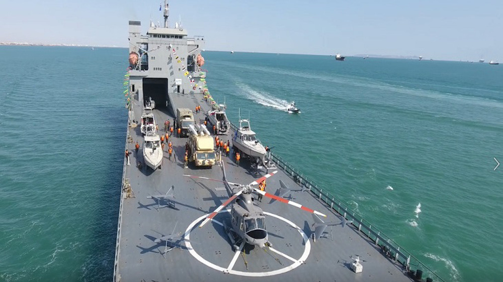 Navire iranien équipé de drones, hélicoptères et missiles