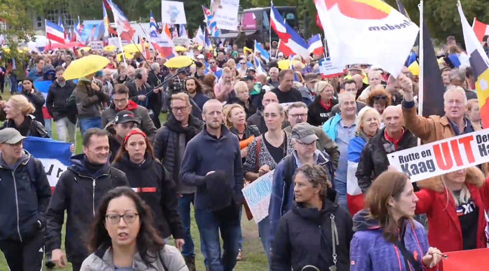 Dutch protesters vent anger over high energy prices, egg PM's canvas