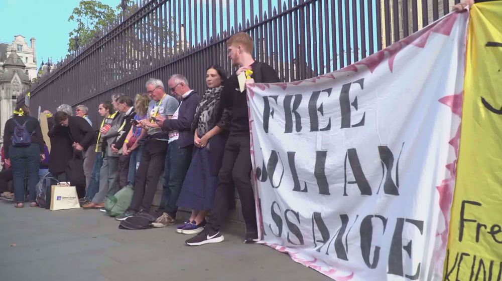 Free Assange human chain rocks British capital