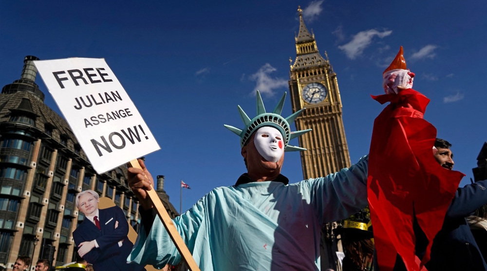 Assange supporters rap US, form human chain at UK parliament