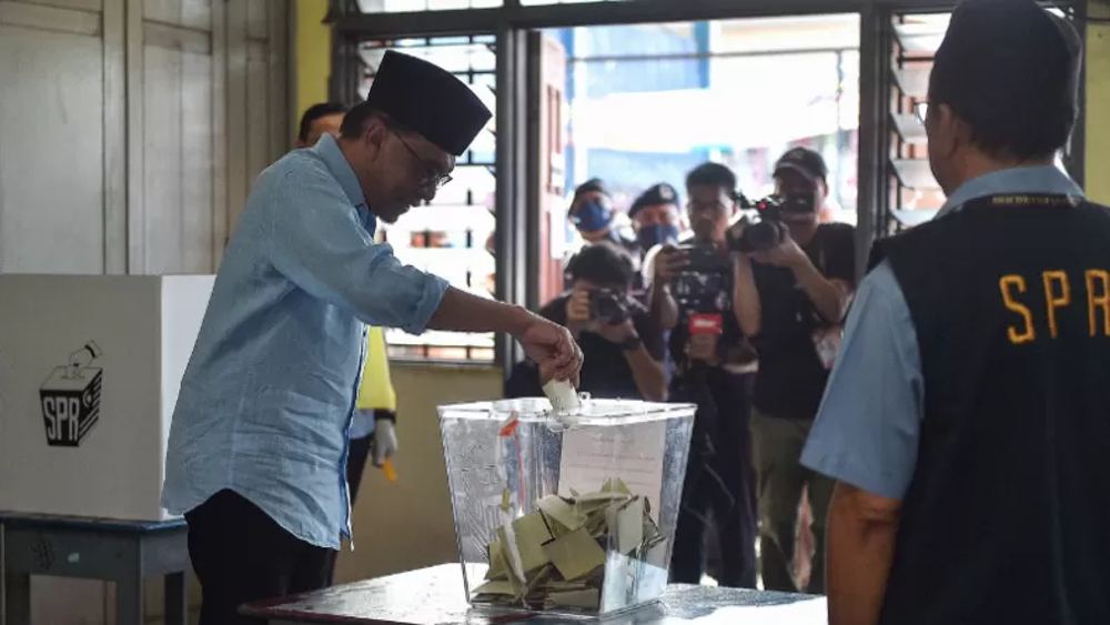 Malaysians vote in election contested by Anwar Ibrahim and Mahathir 