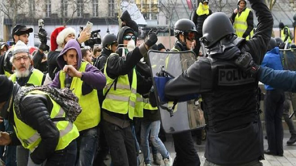 France: la police réprime les Gilets jaunes