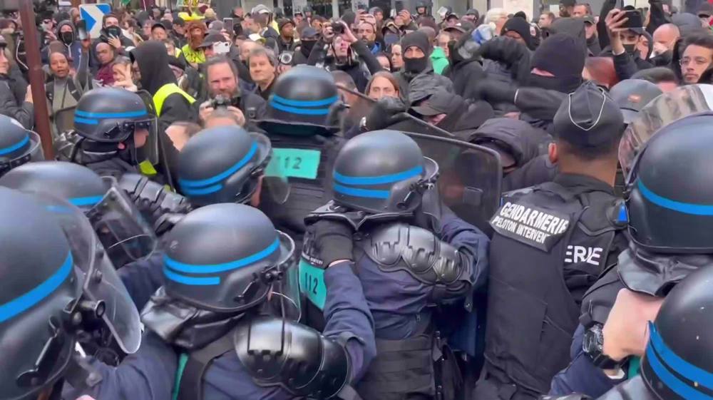 French police attack Yellow Vest protesters on 4th anniversary of anti-govt. movement 