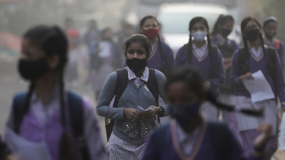 India's Delhi wrestles with 'hazardous' air pollution, primary schools shut