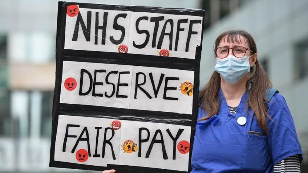 NHS nurses go on strike demanding better working conditions