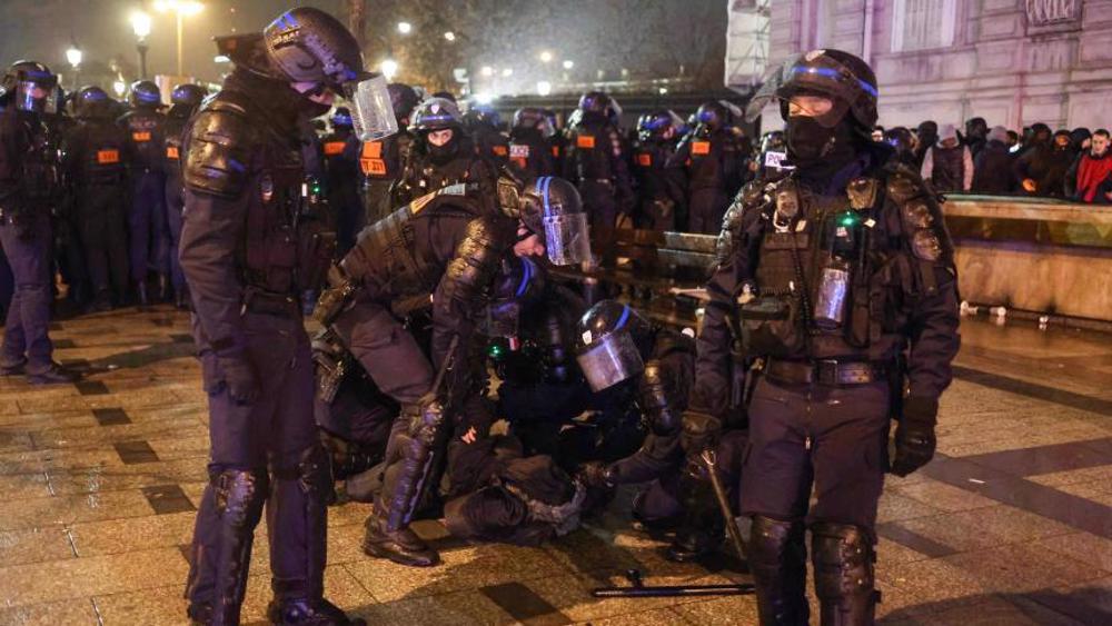 France : violents affrontements après la défaite des Bleus