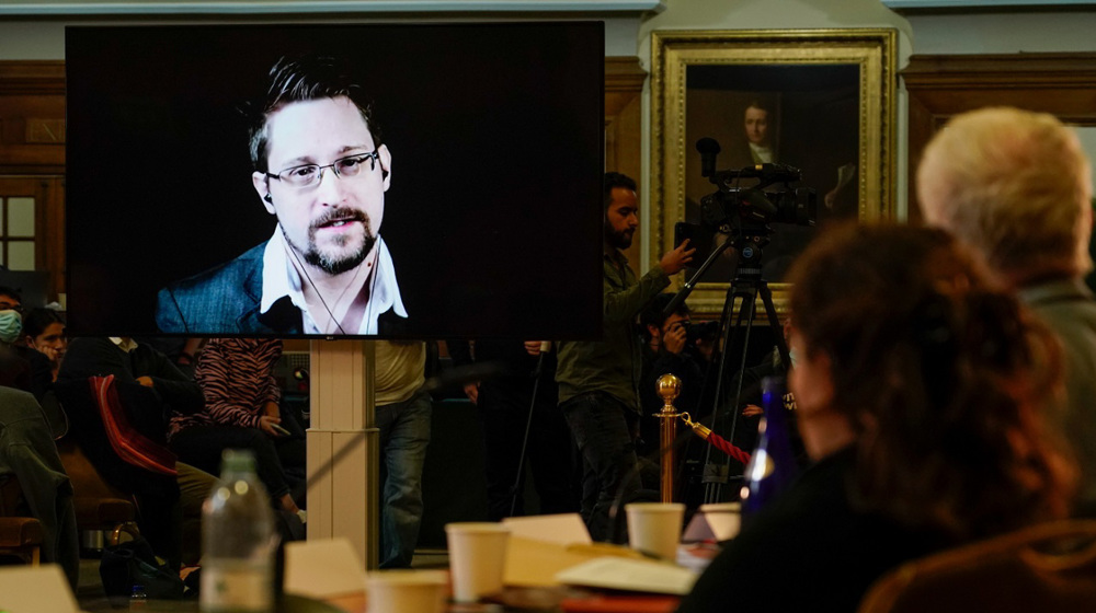 Edward Snowden swears allegiance to Russia and receives passport  
