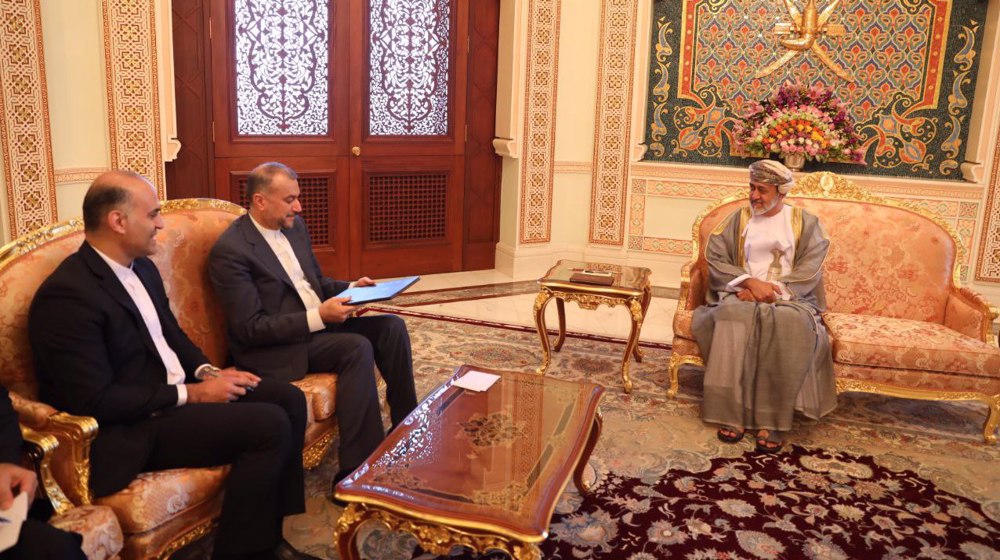 Le ministre iranien des AE rencontre le sultan d'Oman