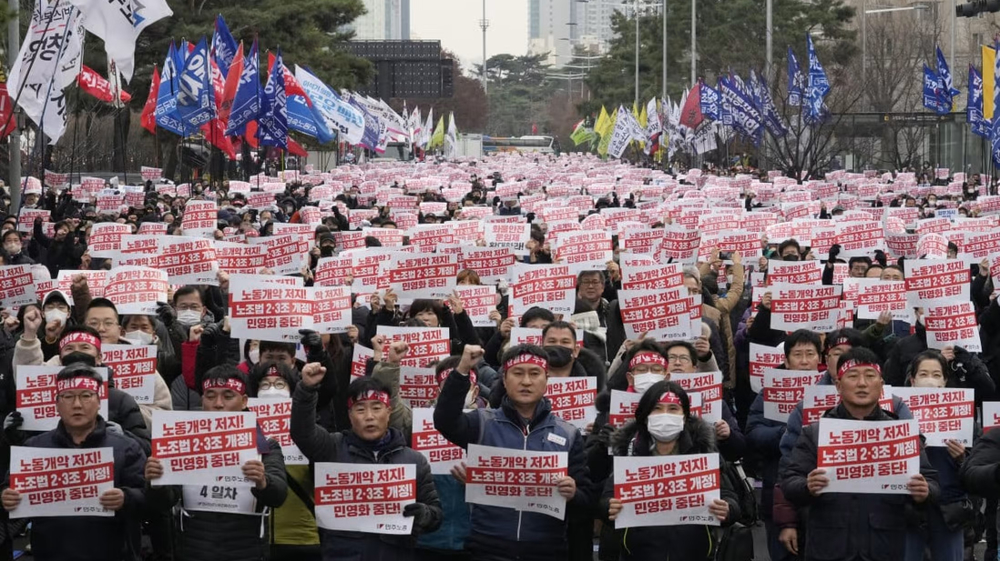 Thousands of South Korean workers rally in support of truckers
