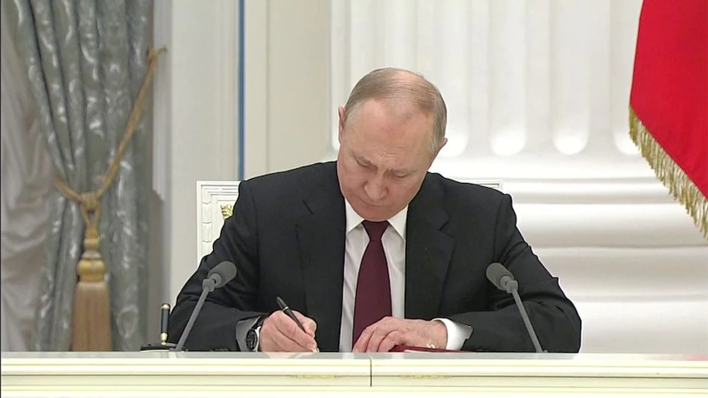 Putin declares Lugansk and Donetsk independent republics