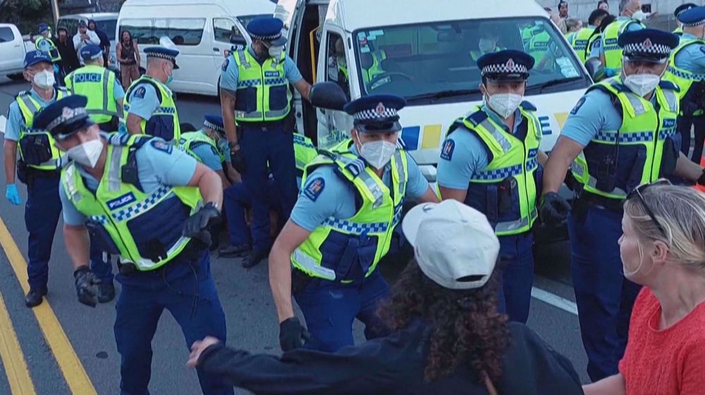Riot police clash with New Zealand anti-vaccine protesters