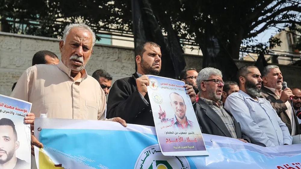 Gazans hold sit-in to support prisoners behind Israeli bars