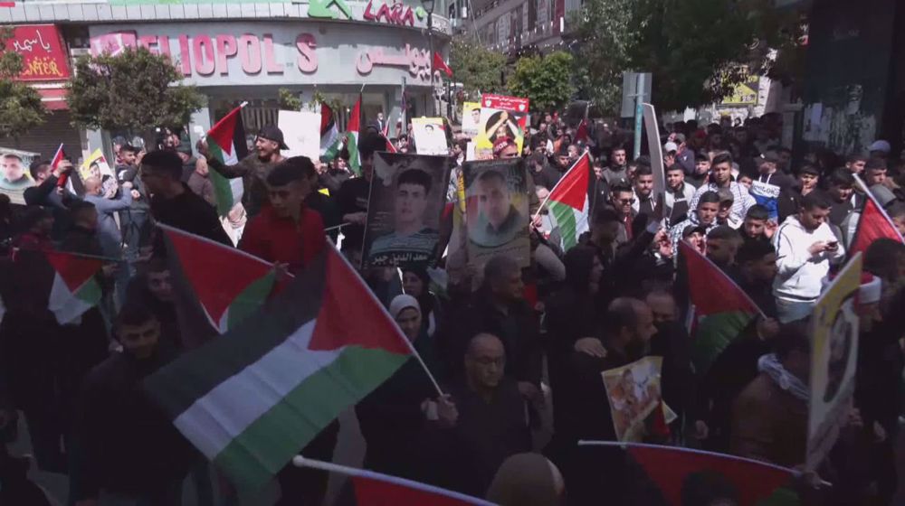 Palestinians march in Ramallah in support of prisoners