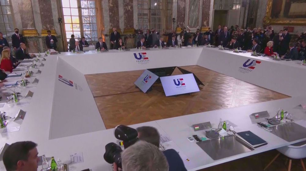 EU leaders meet in Versailles to discuss Ukraine crisis