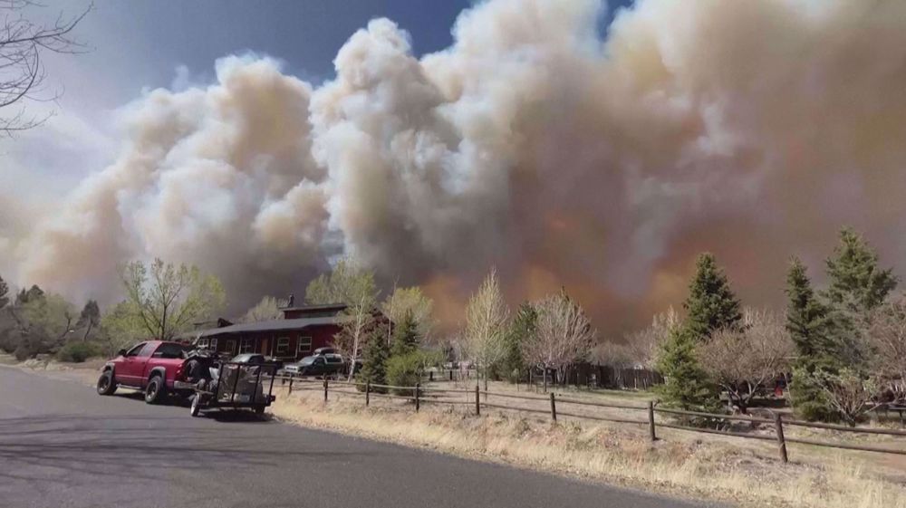 Raging wildfire in Arizona forces more than 2,000 residents to flee