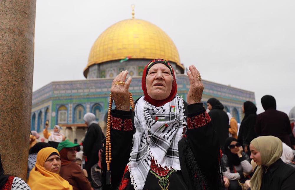 150,000 Palestinians throng al-Aqsa Mosque; Israel to close only Gaza crossing