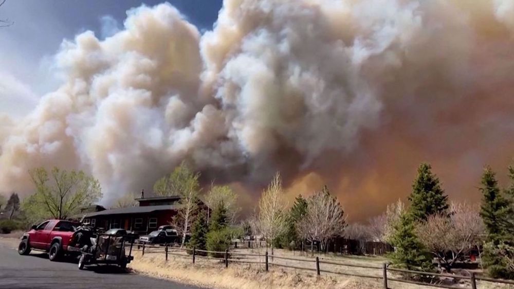 Wildfires in US southwest kill one, force thousands to flee