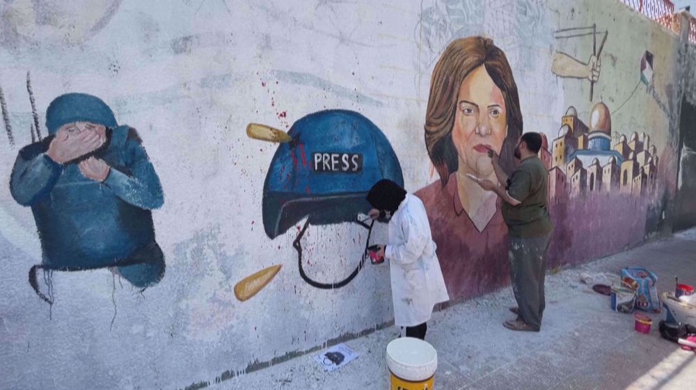 Gaza artists paint mural in honor of slain Palestinian journalist