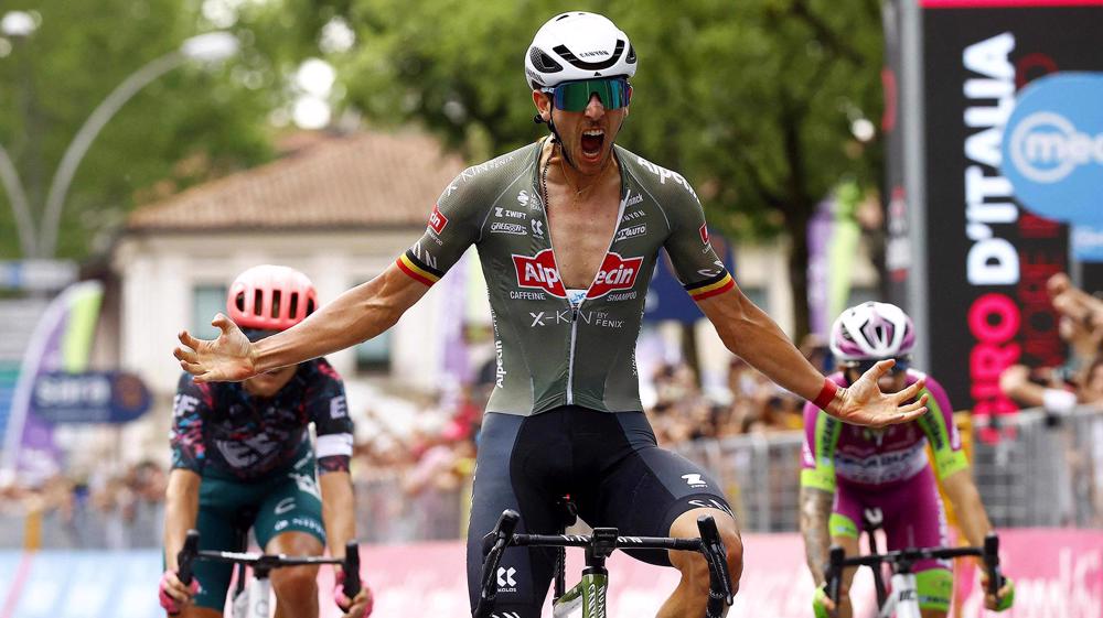 Dries De Bondt wins stage 18 of the Giro d'Italia in photo finish