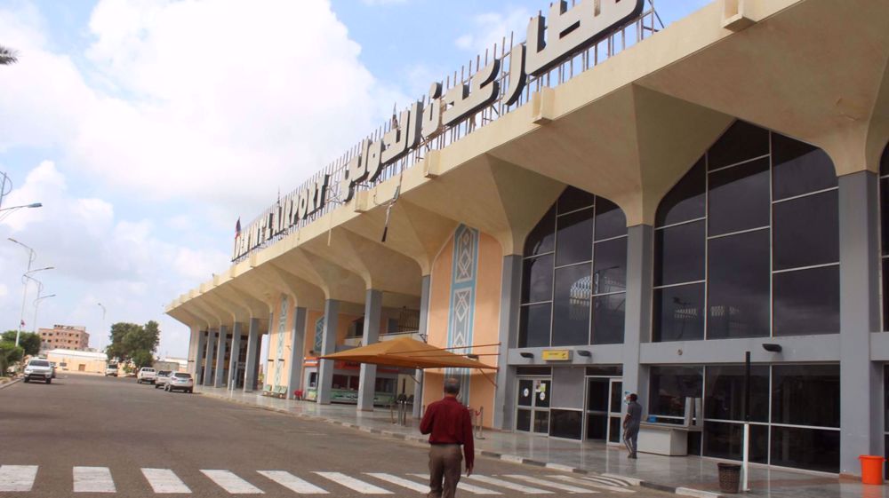 First aircraft transporting freed Yemeni prisoners arrives at Aden airport