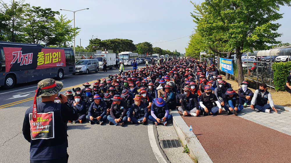 Day 4: South Korean truckers broaden strike over soaring fuel costs