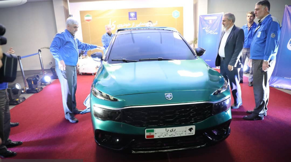 Carmaker unveils Iran’s first home-grown crossover