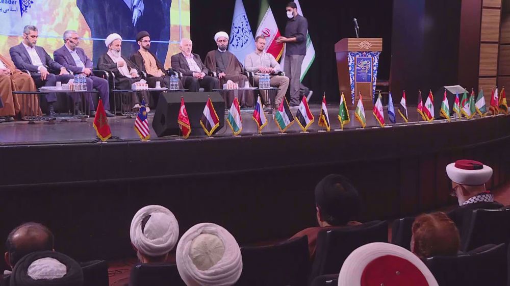 Iranians mark 33rd anniversary of passing of Imam Khomeini