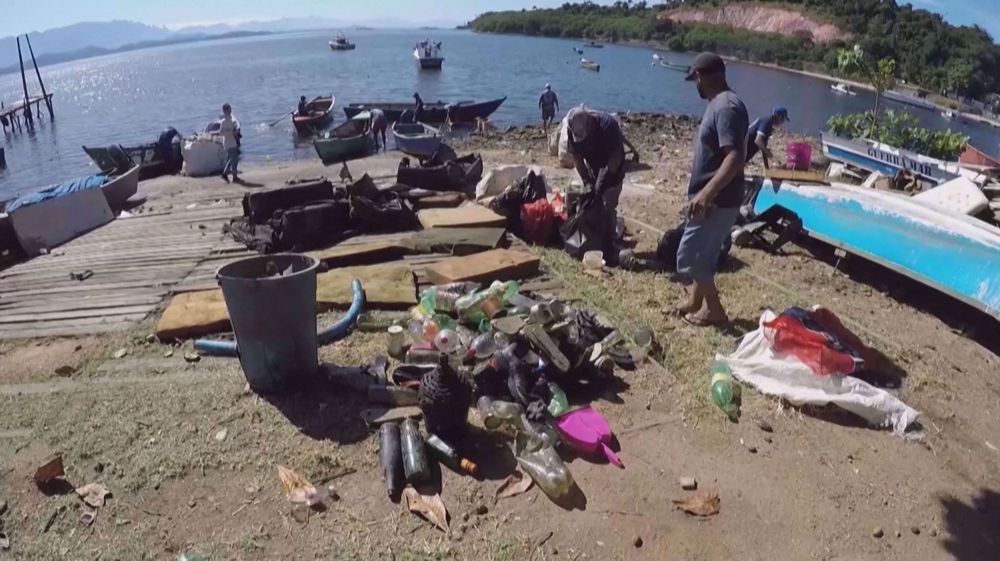Due to fish scarcity, fishermen in Brazil turn to recollecting trash
