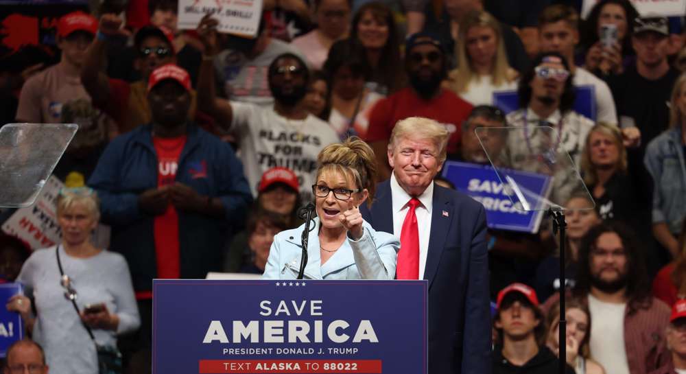 Trump campaigns with right-wing precursor Sarah Palin