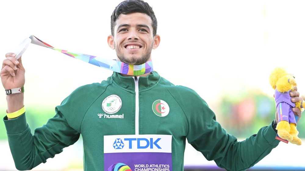Algerian medalist waves Palestinian flag at World Athletics Championships 