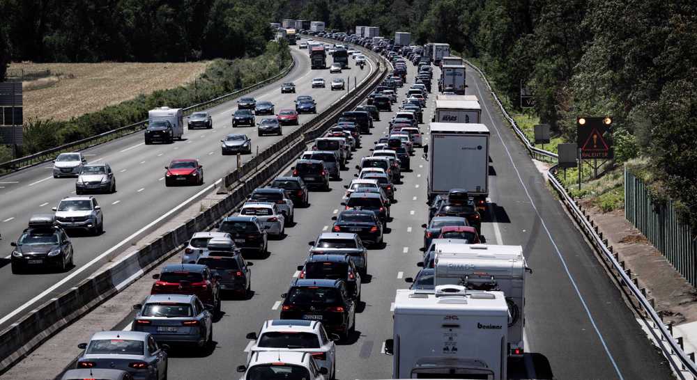 Traffic jam extends over 900km in France