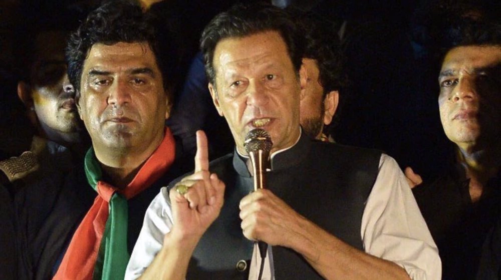 Pakistan: Imran Khan supporters prevent police from arresting him