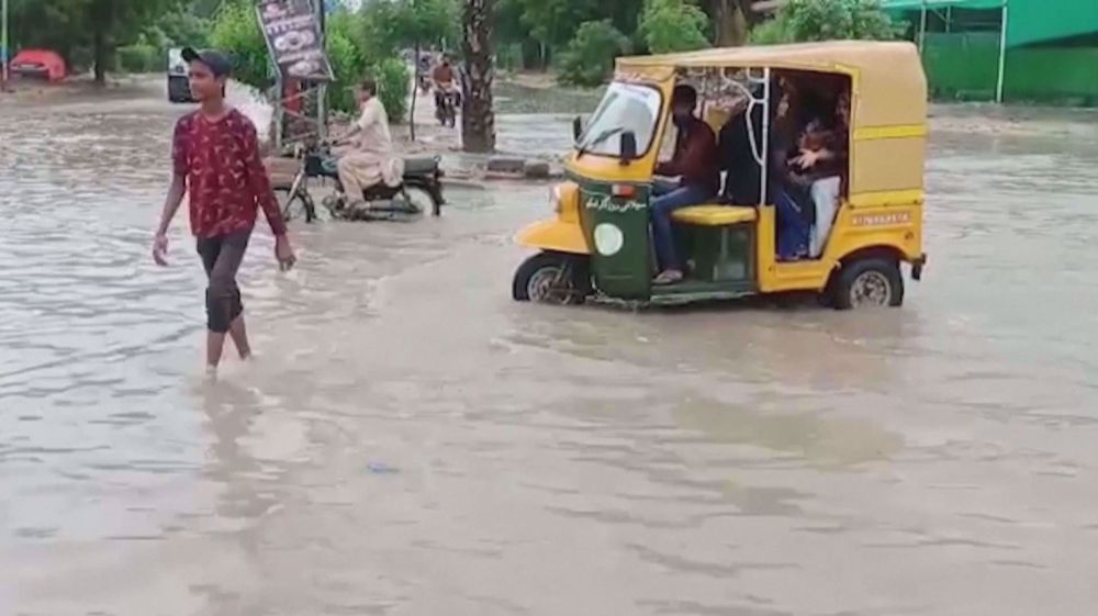 Flood death toll tops 800 in Pakistan's 'catastrophe of epic scale'