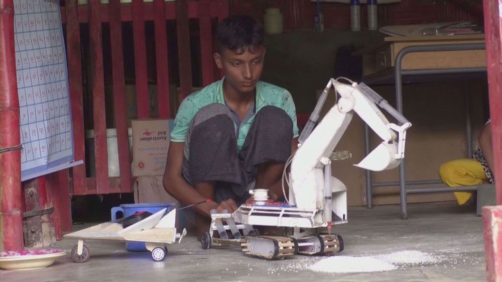Aspiring Rohingya teen builds hydraulic mini-excavator from scraps