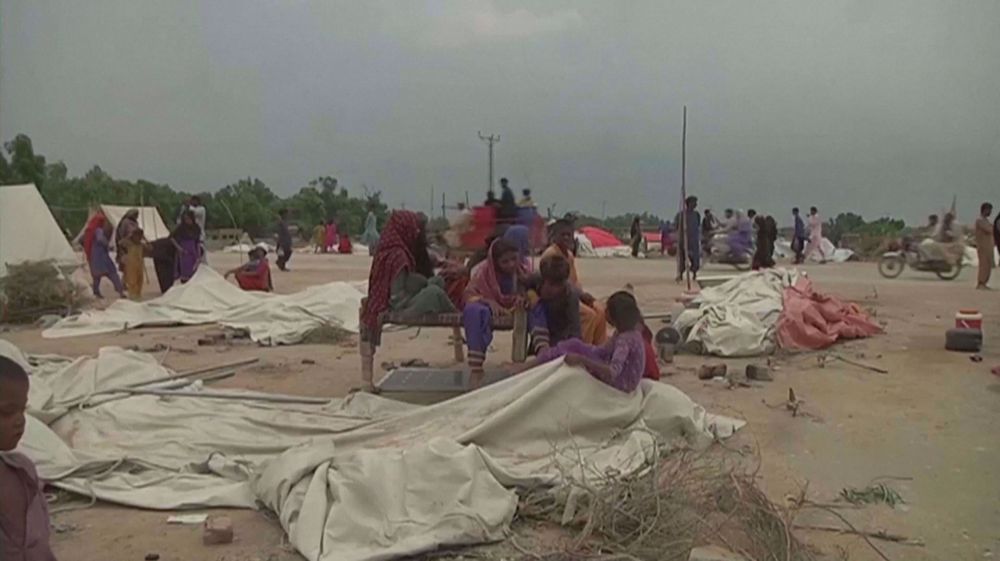Dust storm uproots tents of flood victims already made homeless in Pakistan
